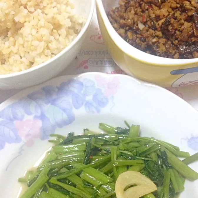 Snapdishの料理写真:粗茶淡飯。糙米、青菜、泰式打拋肉❤️simply life with healthy.|SPJWUさん