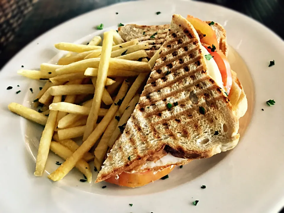 Toasted Egg, Cheese and Tomato with fries|Sergio Lacuevaさん