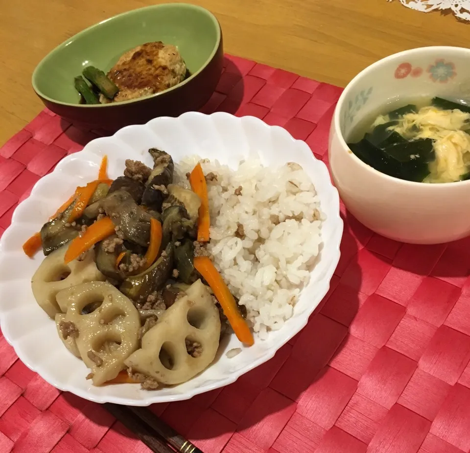 レンコンとひき肉の中華炒め
中華風スープ
鶏肉ハンバーグ|えりさん