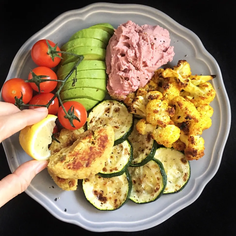 Grilled vegetables, beetroot hummus, avocado and lentil patty for dinner|coxiella24さん