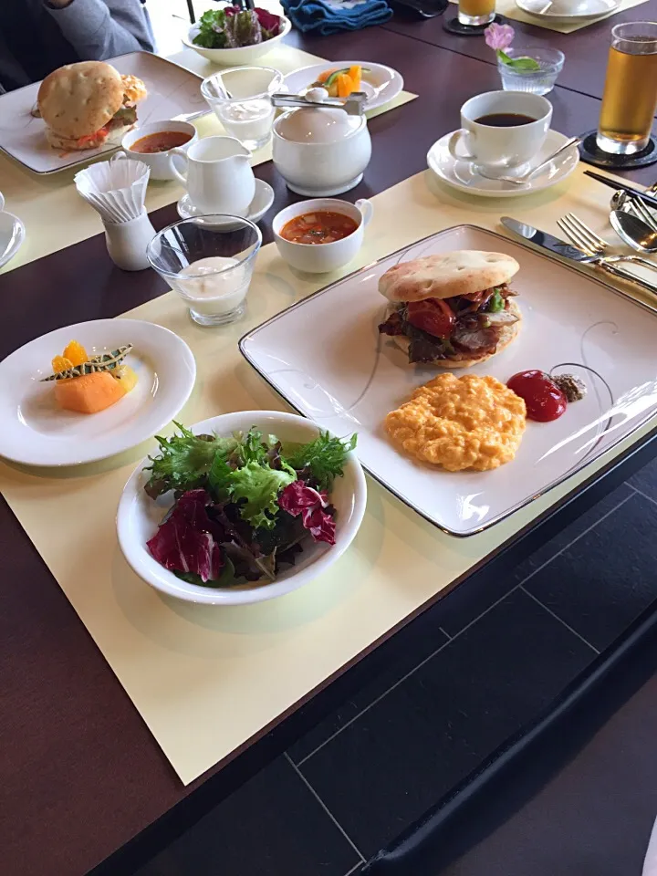 ホテルの朝食|ななぞうさん