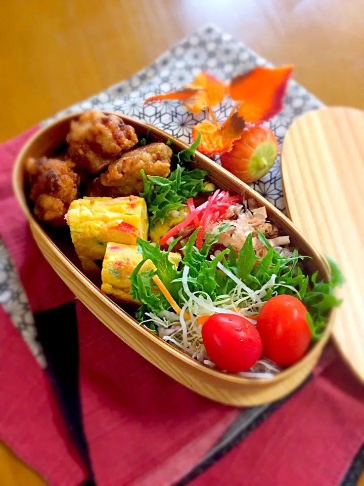 わたくし弁当🎶
唐揚げ彩卵焼き
オム焼きそば
サラダとトマト|BooBooさん