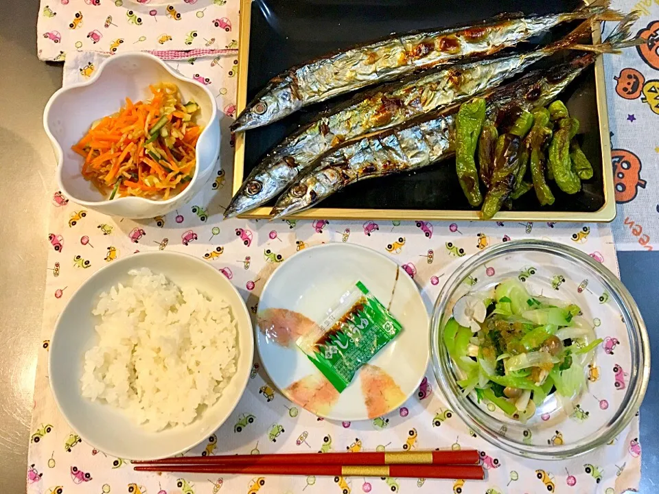 Snapdishの料理写真:秋刀魚の塩焼きのご飯|みよさん