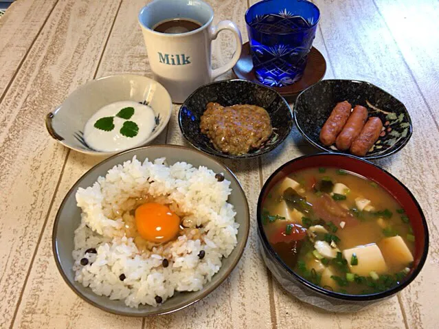 今日の男飯(＞人＜;)朝ごはんバージョン♬納豆andウィンナーandトマトとししとうと豆腐の味噌汁andヨーグルトand卵かけむかごごはん♬|ひーちゃんさん