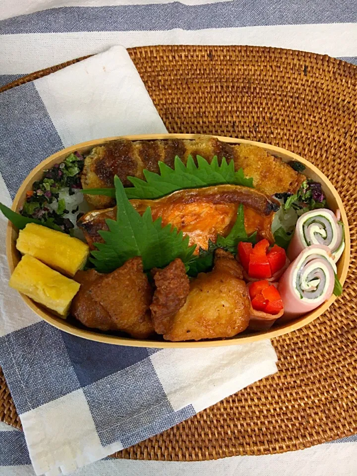 旦那さんお弁当
❁︎アジフライ
❁︎焼き鮭
❁︎卵焼き
❁︎唐揚げ
❁︎パプリカのベーコン巻き
❁︎ハムチーズクルクル|10HIROさん