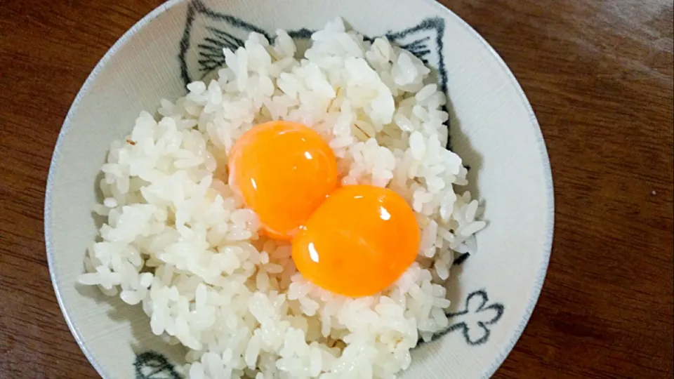 ハッピー卵かけご飯！
今朝の卵　なんと双子チャン
も～それだけで幸せ気分
見た人みーんな幸せ気分|クロさん