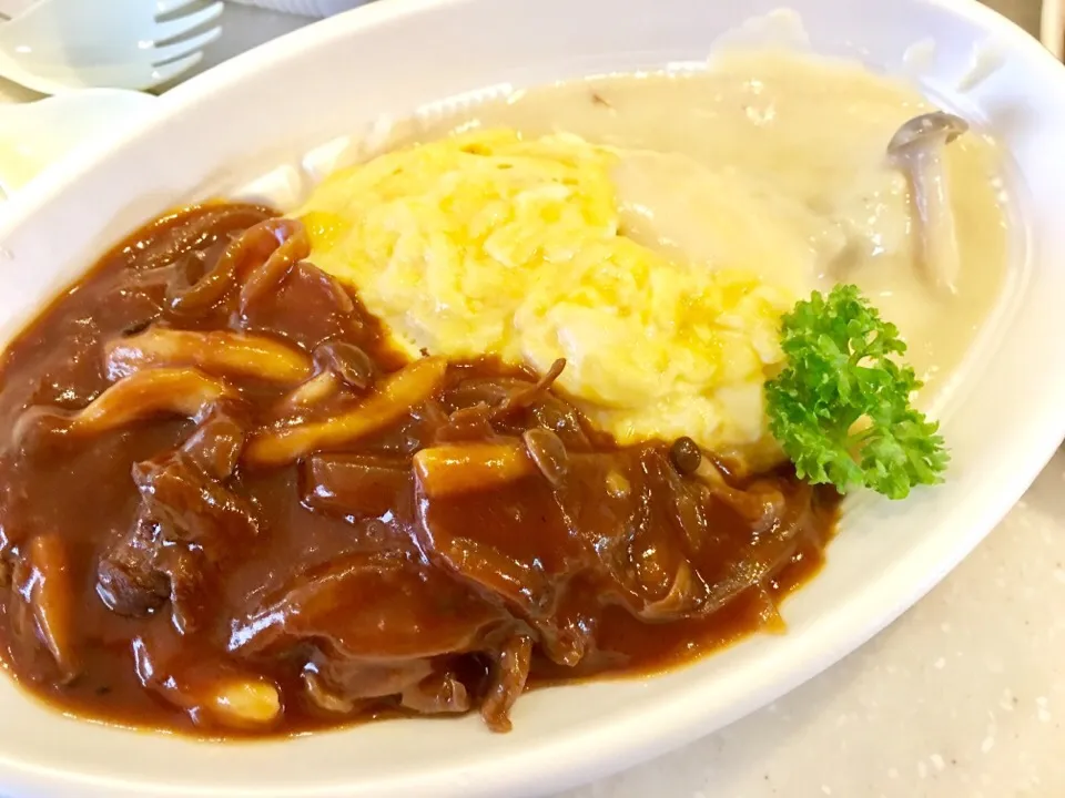 トロふわオムレツにビーフストロガノフとさつま芋チキンシチューのハーフ&ハーフ|大久保 掬恵さん