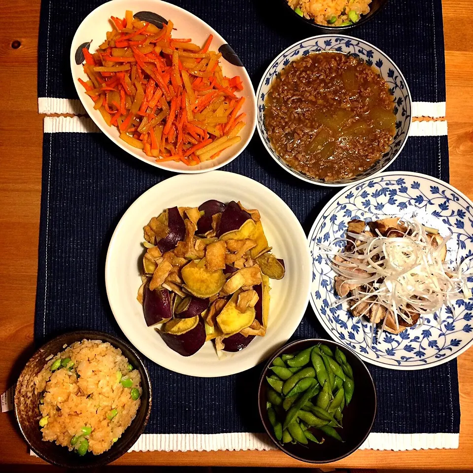 Snapdishの料理写真:○枝豆と辛子明太子のマヨ醤油ご飯
○鶏肉の紅茶煮
○サツマイモと油揚げの煮物
○冬瓜の挽肉あんかけ
○にんじんとジャガイモのきんぴら
○枝豆|miki＊さん