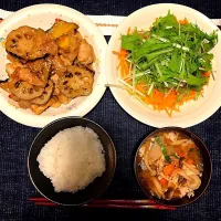 Snapdishの料理写真:○豚汁
○白米
○にんじんと水菜のサラダ
○蓮根とサツマイモと鶏肉の甘辛煮|miki＊さん