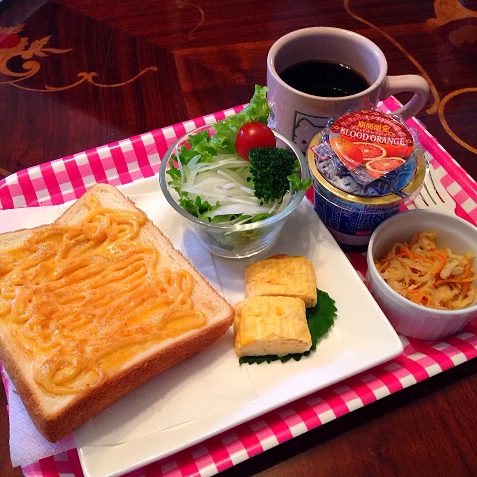 今日の朝ご飯(๑´ڡ`๑)明太子トースト サラダ 卵焼き 大根切り干し ギリシャヨーグルト ホットコーヒーなど|ちゃたままさん