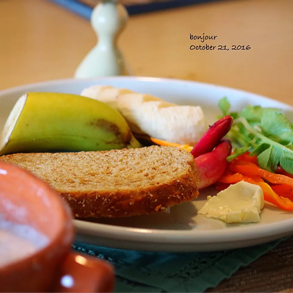 じゃが芋のホワイトスープ🐄野菜のサラダ🍞チーズとパン|yasuko murakamiさん