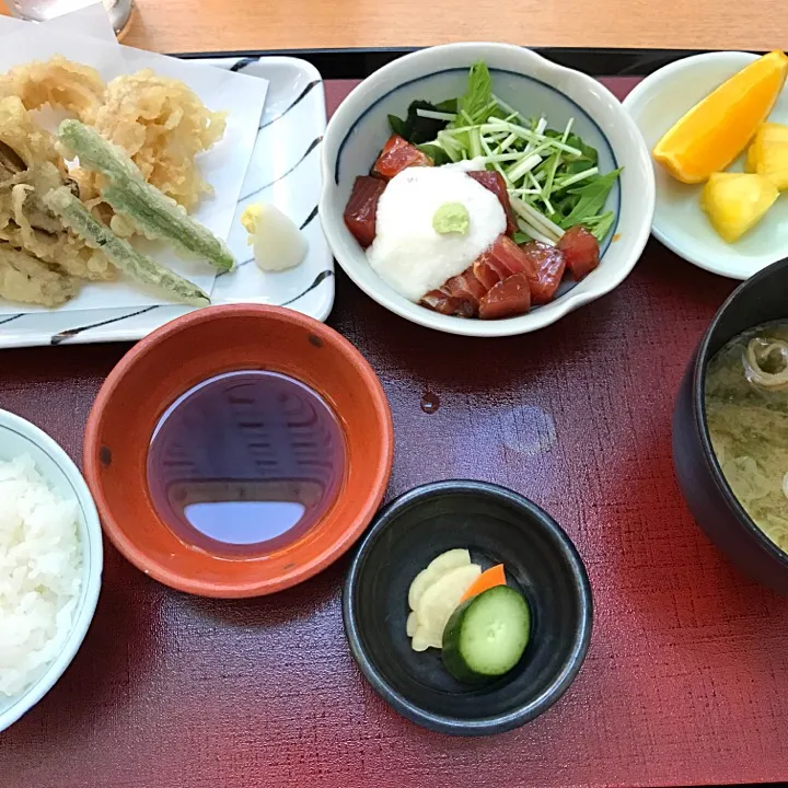 烏賊と舞茸天ぷら/漬マグロと野菜とろろ掛け/味噌汁|山内博之さん