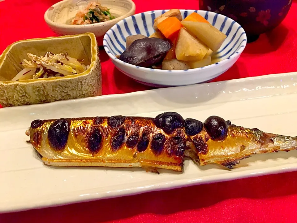 Snapdishの料理写真:咲きちゃんのぴり辛サンマ🐟焼きともやしとコリコリ木耳で生姜酢和え🎶|まるまさん