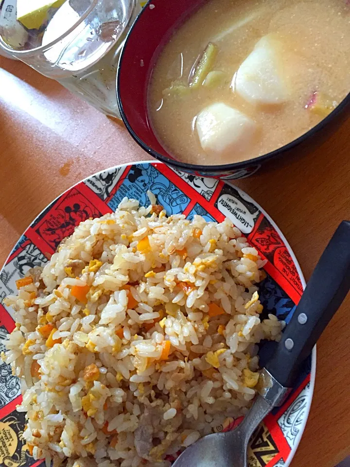 Snapdishの料理写真:里芋とさつまいものお味噌汁、チャーハン
2016.1016|ゆさん