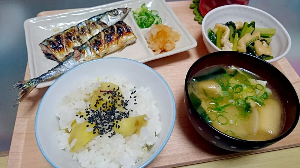 サンマの塩焼き、さつまいもご飯、小松菜と薄揚げのお浸し、味噌汁|おむすびさん