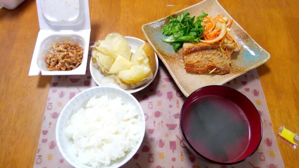 Snapdishの料理写真:１０月１４日　鯖南蛮　じゃがバタ　納豆　わかめスープ|いもこ。さん