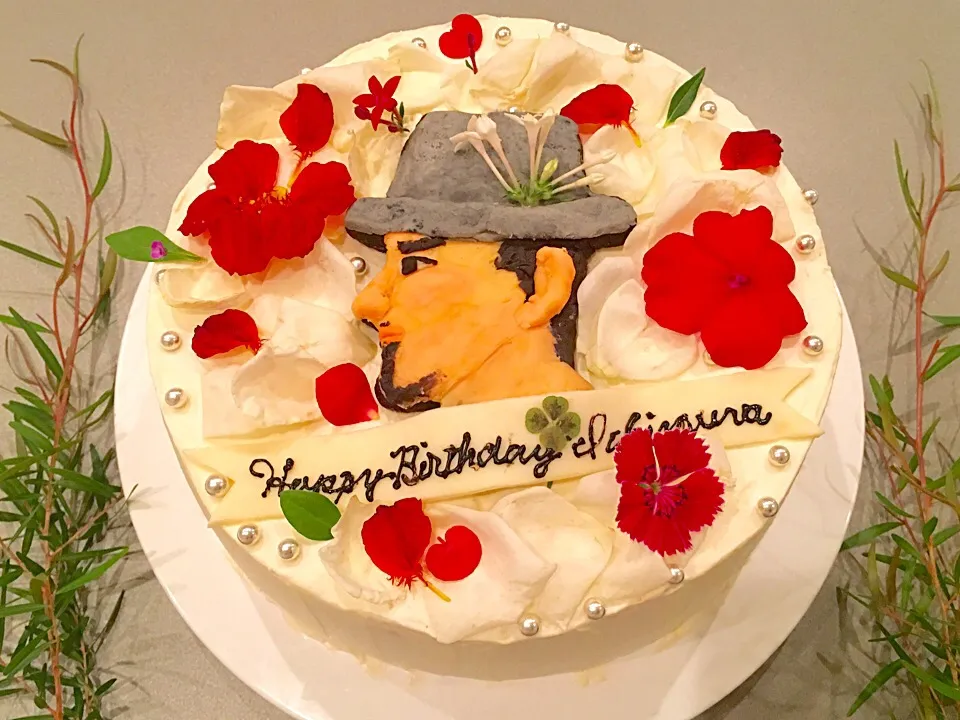 白薔薇と赤いエディブルフラワーのお誕生日ケーキ❤️|いしいまきさん