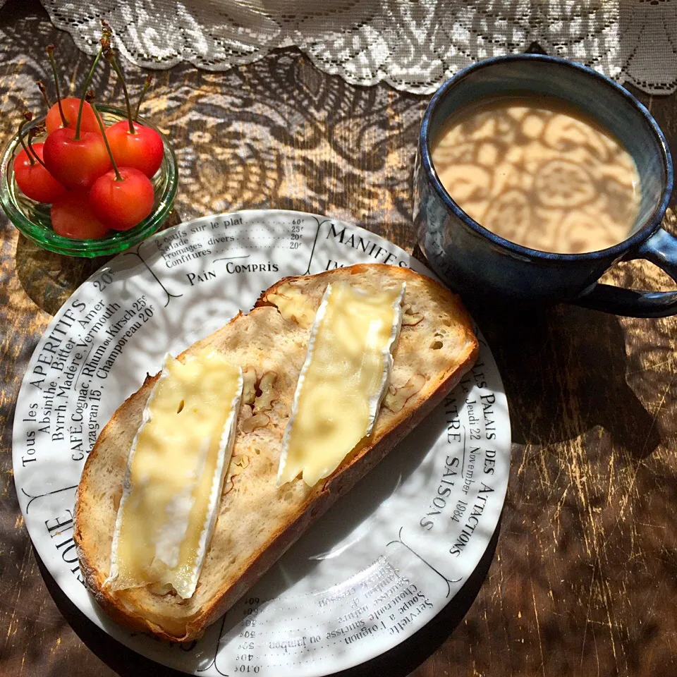 手作りパン・ド・カンパーニュとカフェ・オ・レ❤️自作のコーヒーカップで|Blueberry🫐さん