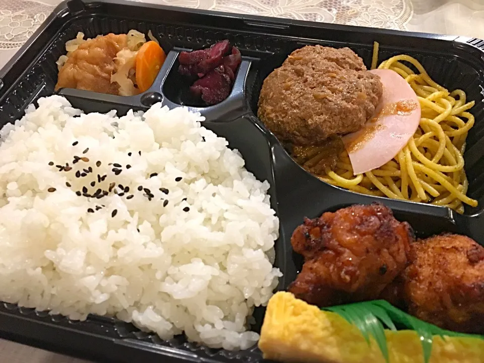 肉肉ハンバーグ弁当
600円也@アメリカ村社員食堂
╰(*´︶`*)╯|noricomicさん