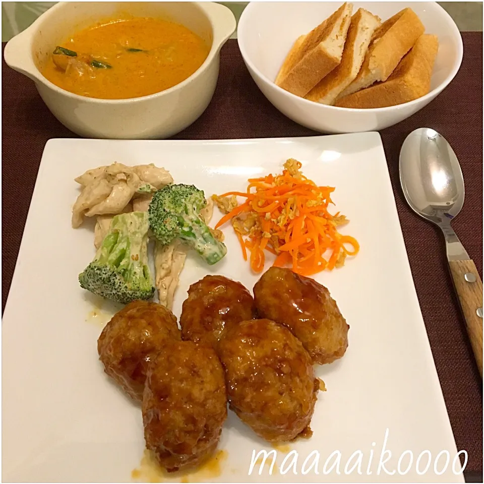 Snapdishの料理写真:豚肉つくね⭐︎ささみとブロッコリーの辛子マヨ和え⭐︎人参しりしり⭐︎レッドカレースープ|マイコさん