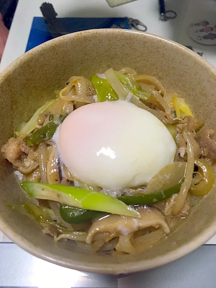 豚バラとたっぷり野菜のスタミナ丼〜温玉のせ|AyuChさん