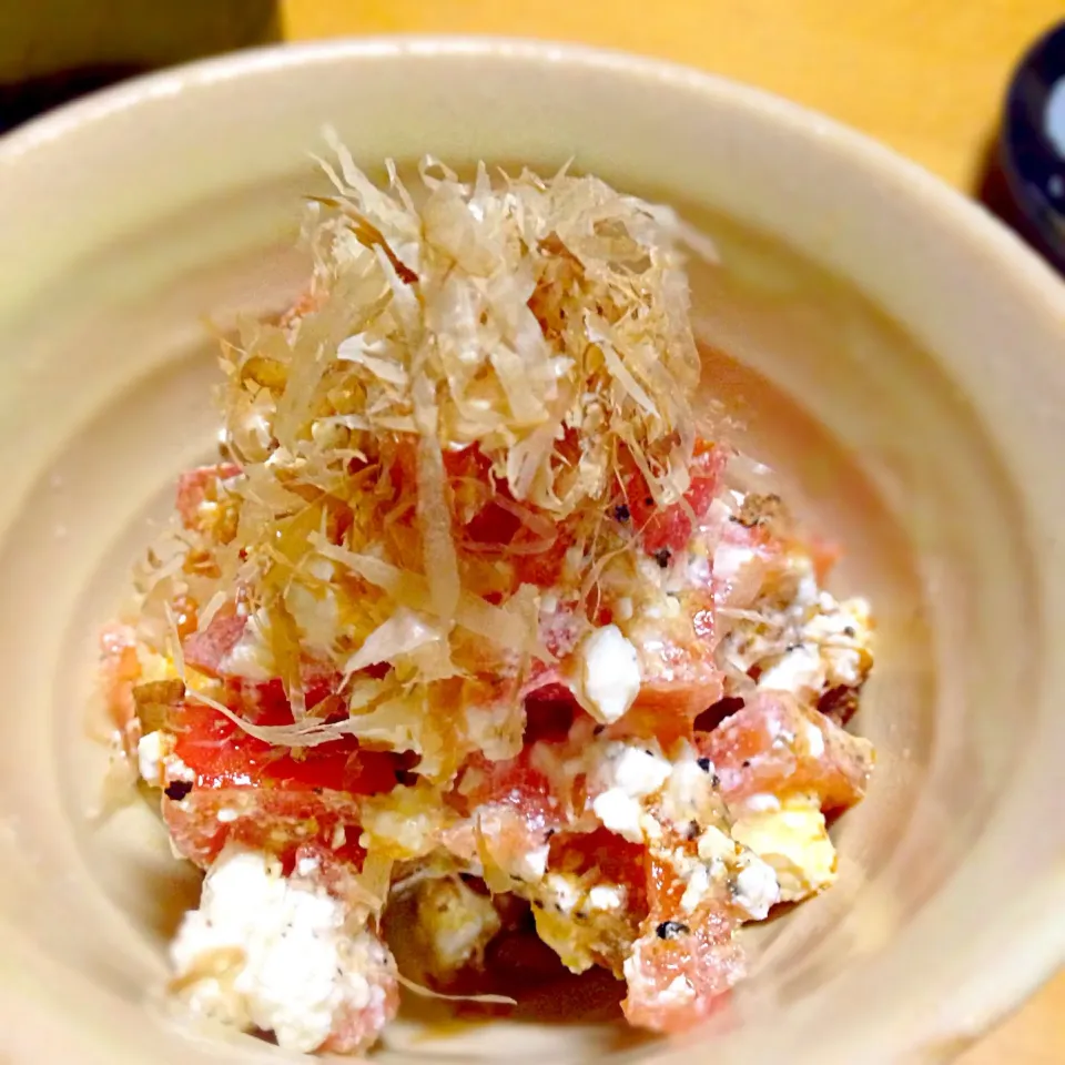 トマトのカッテージチーズ和え🍅鰹節たっぷりトッピング♫|こなちゅんさん