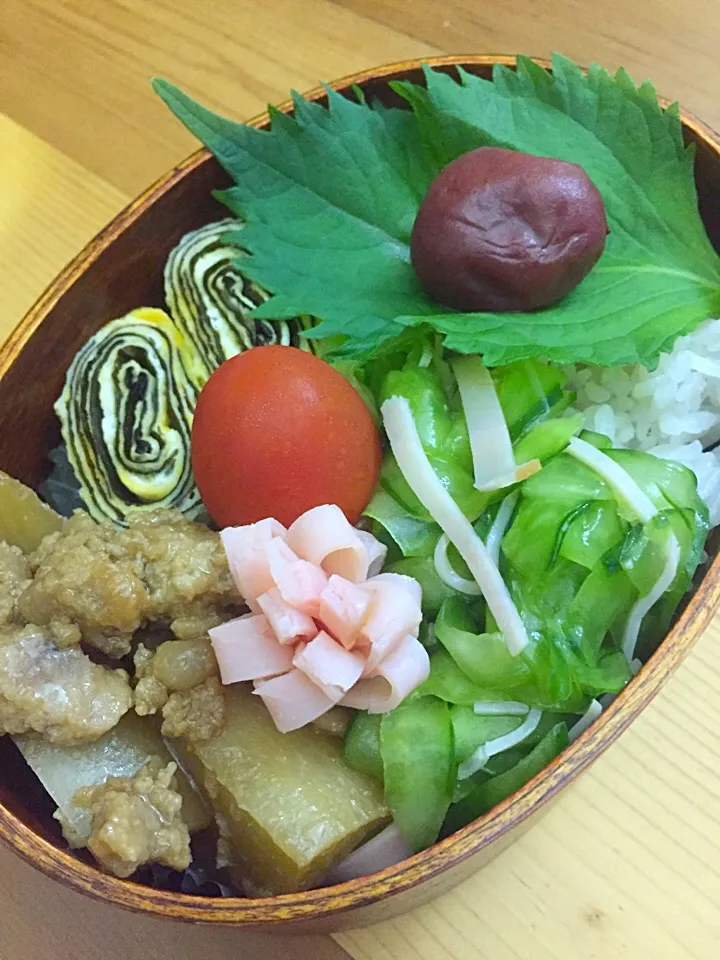 パパたろ弁当

雑穀ごはん大葉梅干のせ〜
酢の物
卵焼き海苔入り
大根のそぼろ煮
ミニトマト
ハム|ひななぎさん