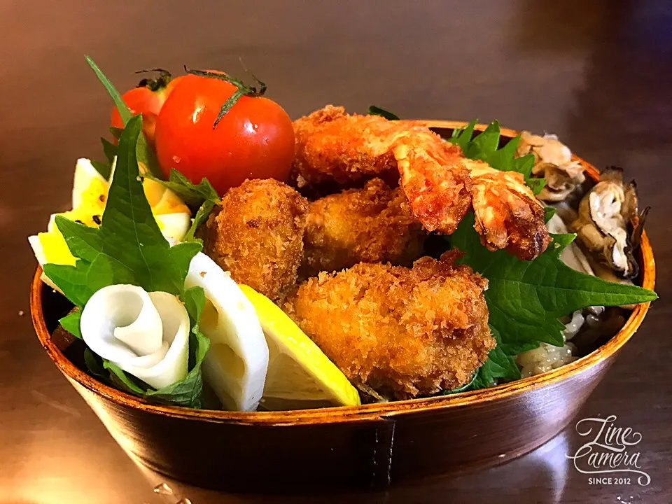 Snapdishの料理写真:今日の私のお弁当🍱 カキフライに牡蠣の炊き込みご飯麦入りでモチモチ✨🍄も入れて増量‼️|とんちんさん