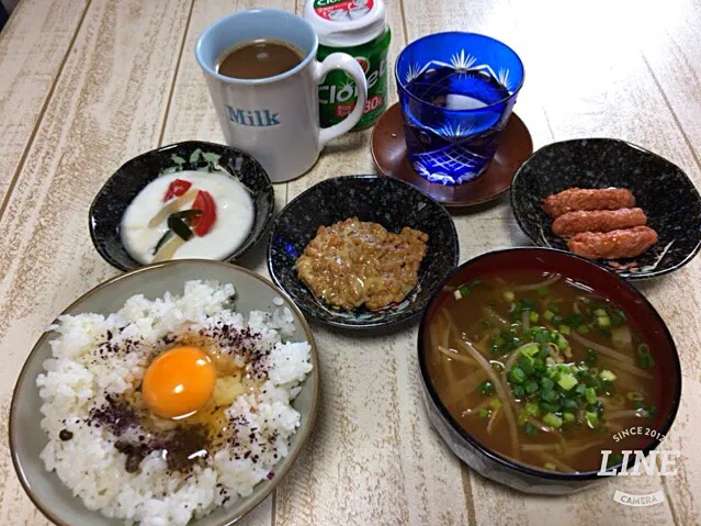 今日の男飯(＞人＜;)納豆andウィンナーandもやしと大根の味噌汁andしそむかごごはんandヨーグルトwithピクルス♬|ひーちゃんさん