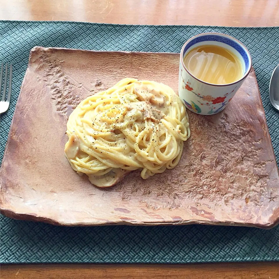 同僚のお母様が作ってくださったお皿に、友達がくれたポルチーニで作ったクリームパスタ。|はるさん