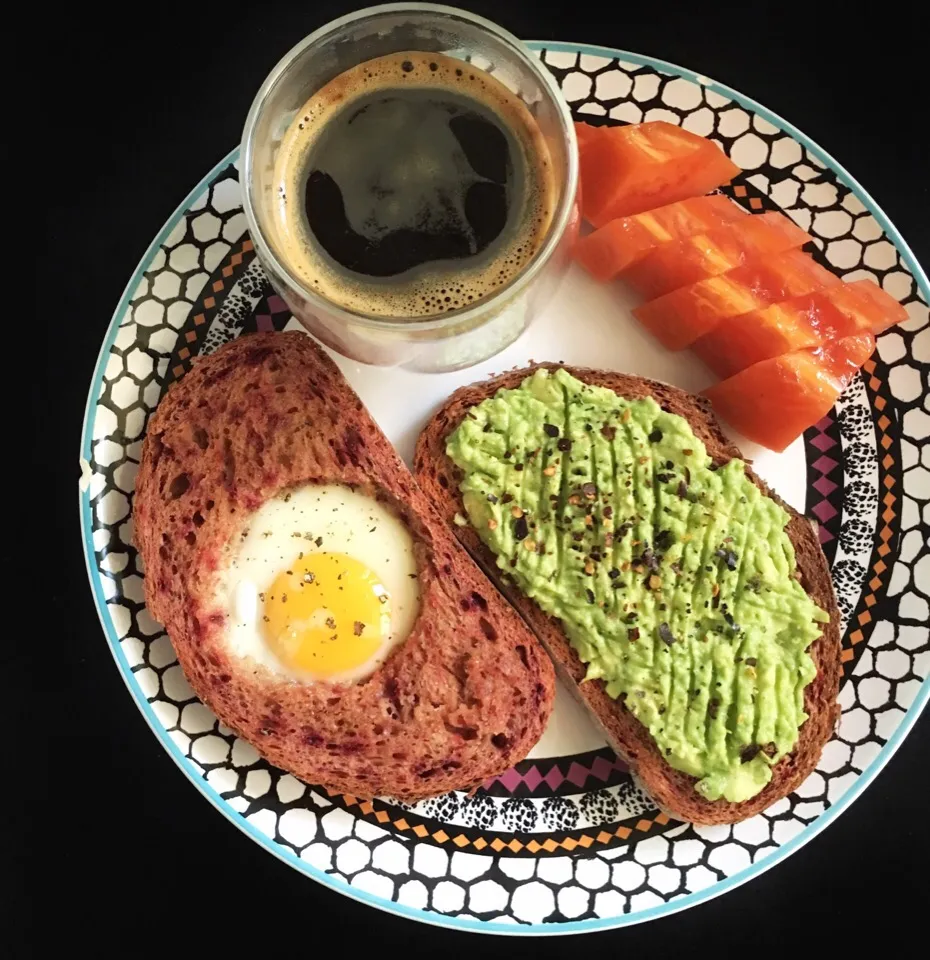 Avocado and egg toast, papaya, ☕️|coxiella24さん