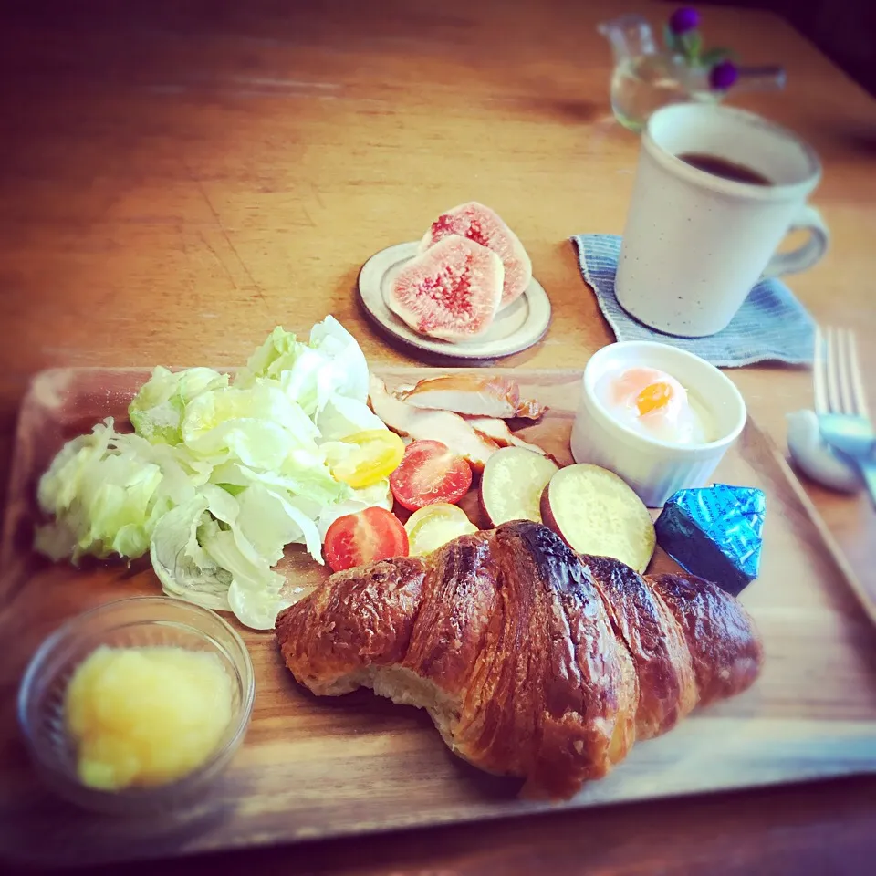 クロワッサンとコーヒーで
ワンプレート朝ごはん☕️

地産地消のお野菜
友達のお家のイチジクと❤️

りんごジャム
ササミのスモーク
ラジウム玉子
クロワッサン
手作りで美味しい朝です(^O^)|kunipさん