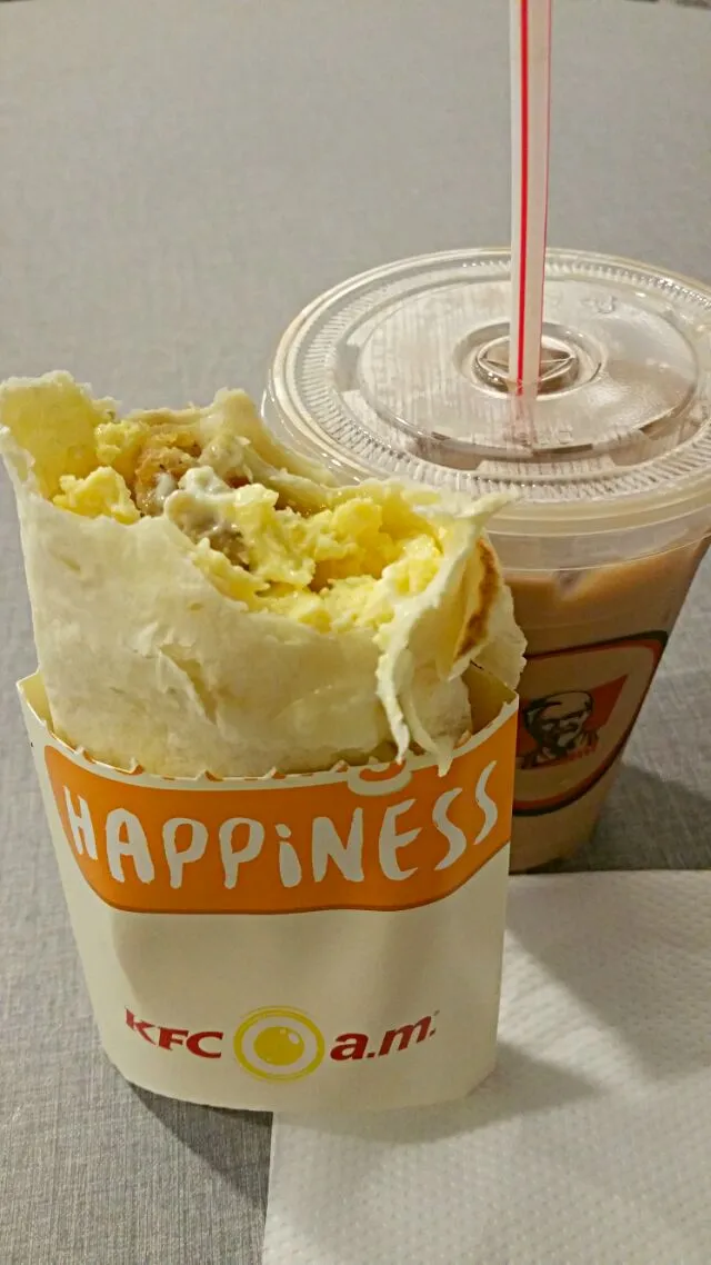 Snapdishの料理写真:Original chicken twister with iced milo 😍👅💋Fried chicken. tomatoes. scrambled eggs. cheese in a wrap|🌷lynnlicious🌷さん