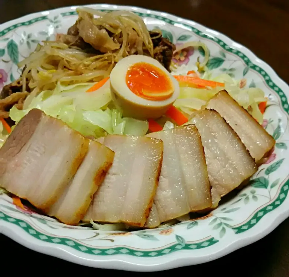 焼き豚🐷焼き肉🐮煮卵のっけた丼|あらいぐまのしっぽさん