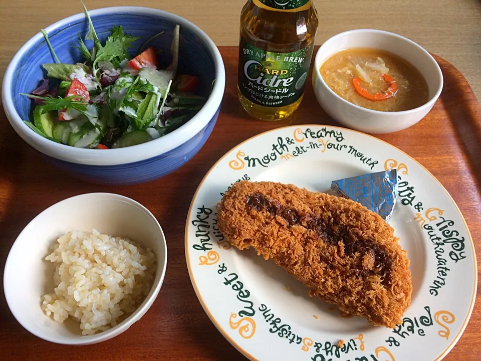 Snapdishの料理写真:ＬＯＣＡＢＯ昼ごはん（惣菜のロースとんかつ、サラダ、米こんにゃく入り三分搗きご飯、味噌汁（白菜、にんじん、溶き卵）、ハードシードル、小さなチーズケーキ（レアチーズケーキ））|うさぱんださん