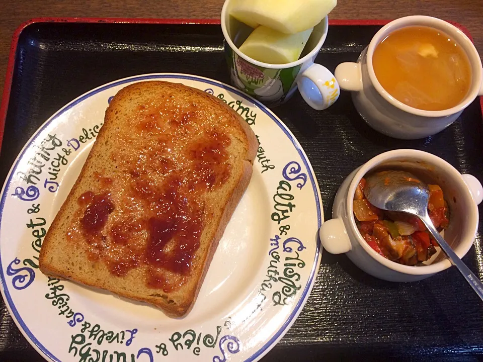 ＬＯＣＡＢＯ朝ごはん（ブラントースト、イチゴジャム、サイコロ野菜のトマト煮込み、味噌汁（白菜、にんじん、溶き卵）、紅玉リンゴ）|うさぱんださん