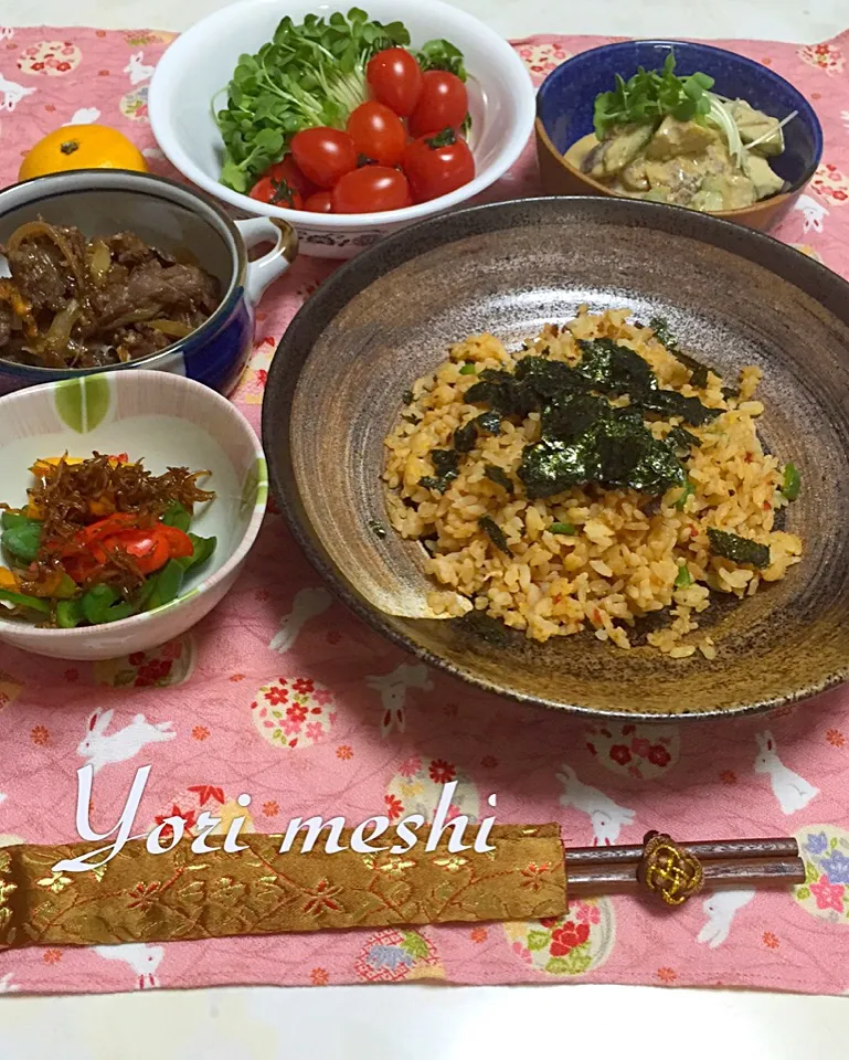 和風炒飯
マグロとアボカドの山葵マヨネーズ和え
カラーピーマンのじゃこ炒め
牛肉と玉ねぎの卵とじ
野菜サラダ|momomonntaさん