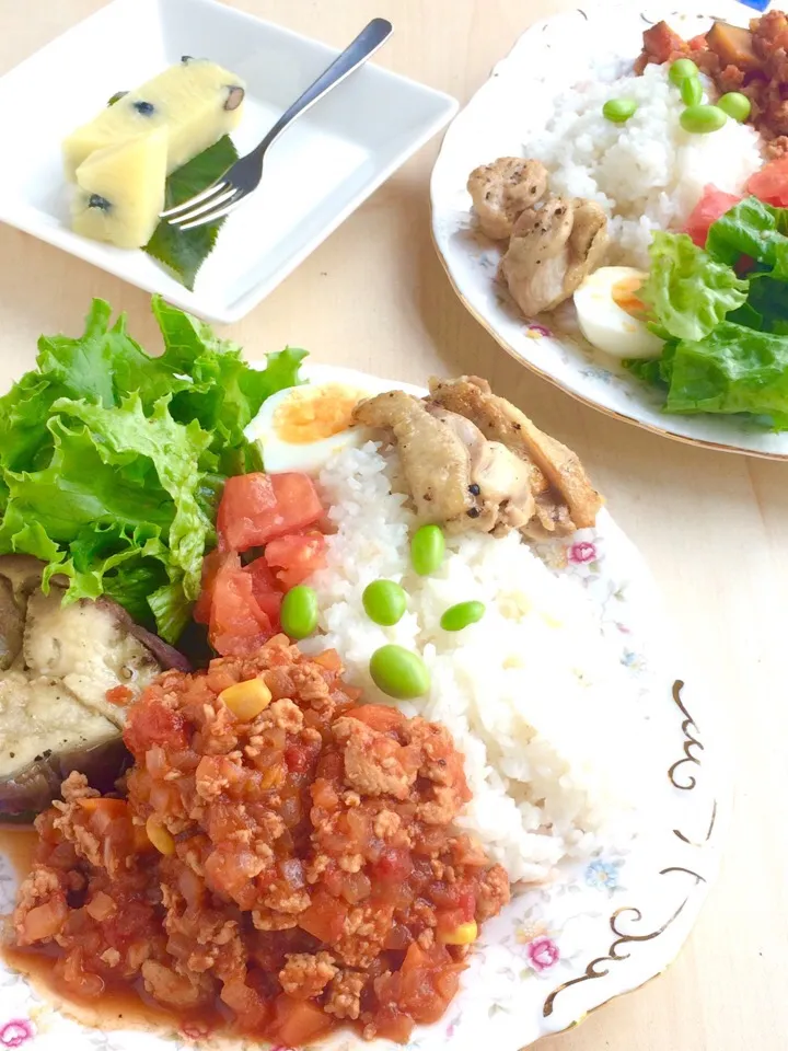 今日金曜日の日替わりなかむ珈琲中村さんのランチ、茄子とカボチャ、鶏肉ボロネーゼ丼。
金時ようかんも。|心斎橋  C Flat Cafeさん