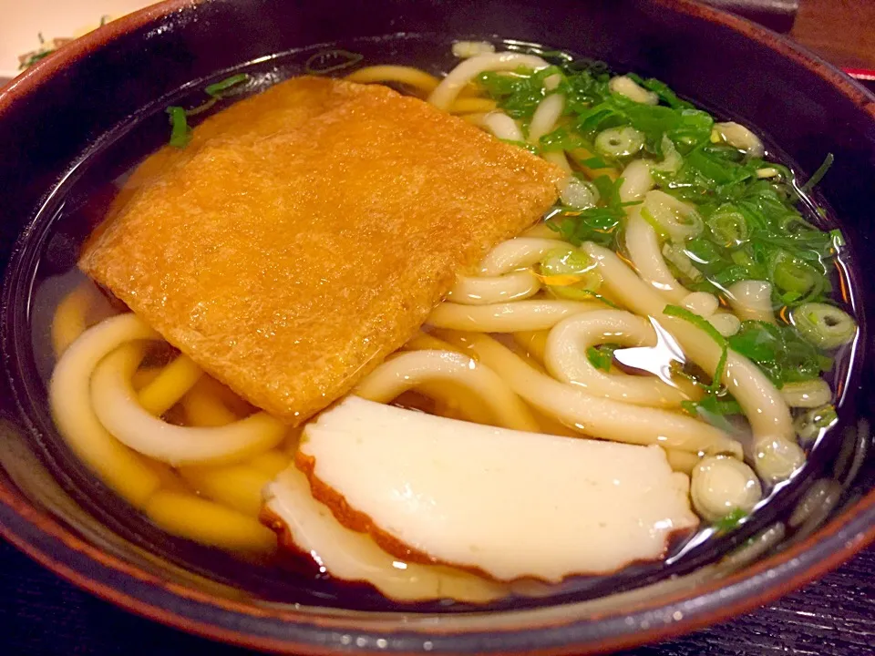 けふの昼餉は、東も西も同一の『きつねうどん』で御座いますわ🍜名前が一緒でも東西では出汁の色が相当違いますが🤔|にゃあ（芸名）さん