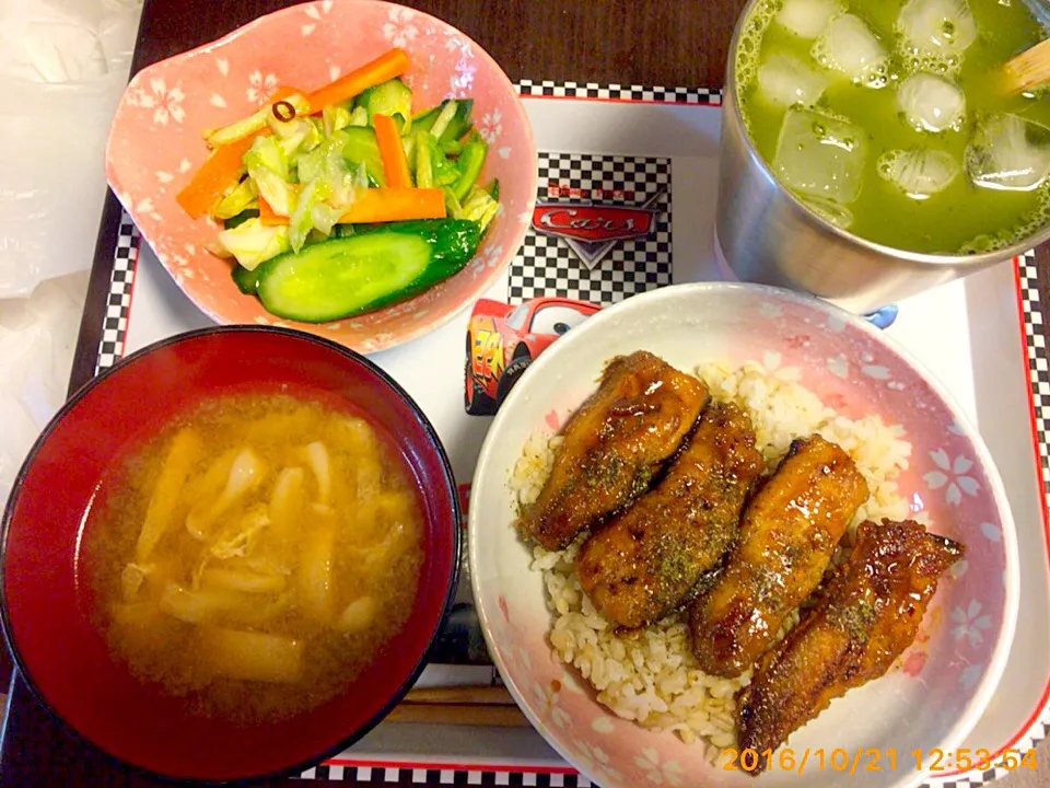 今日の給食 秋刀魚の蒲焼丼、ぶなpと油揚げの味噌汁、キャベツとキュウリと人参の昆布ニンニク風味の漬物、お茶|IGGYさん