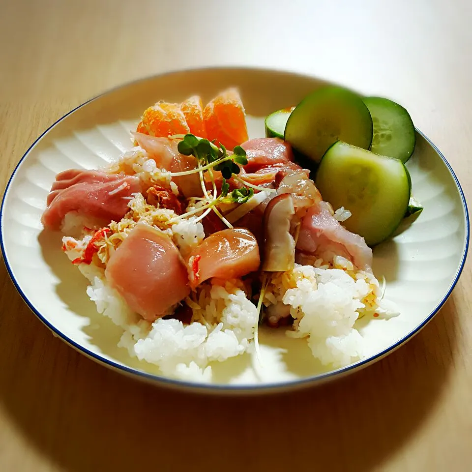 10月21日 ランチ
海鮮丼　キュウリ漬け物　みかん|ぽよさん