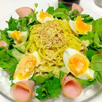 Snapdishの料理写真:半熟卵のせラーメンサラダ|Yukariさん