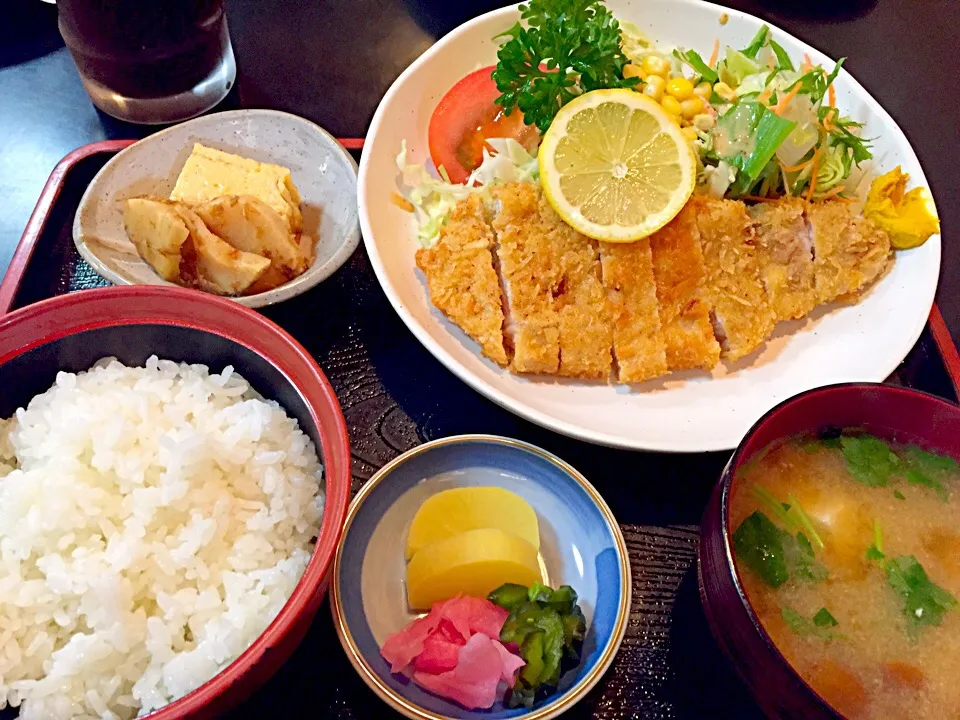 Snapdishの料理写真:街の食堂 うすいやさんのトンカツ定食1000円♫
バランス良くてボリューム満点\(//∇//)\|石田 雅史さん