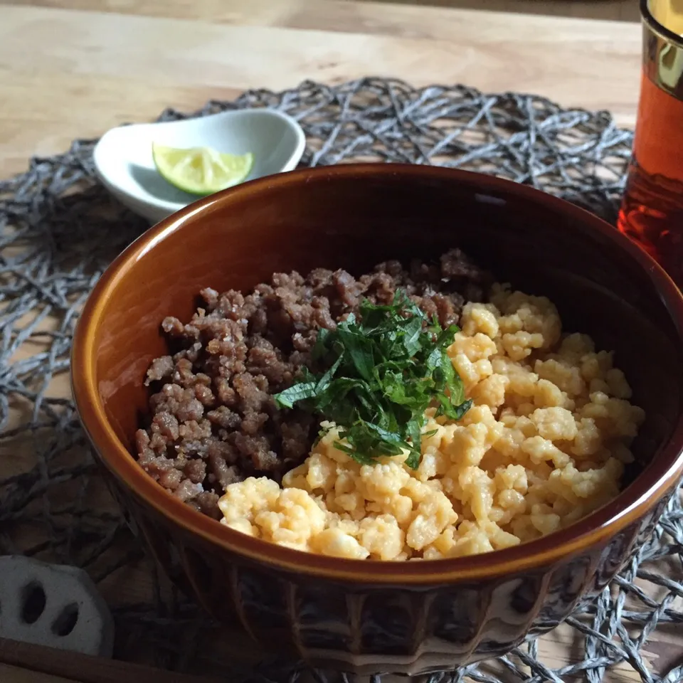 バイト前に大葉とすだちでかき込むそぼろ丼！😆🔥|ぁゃʕ •́؈•̀ ₎*＊さん