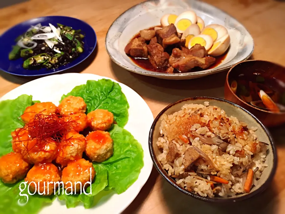 さくちんさんの🎀 冷蔵庫一掃！！鶏ごぼう炊き込みご飯、炊飯器で豚の角煮、高野豆腐と鶏挽肉団子のケチャップあんかけ、オクラとひじきの中華風サラダ、ワカメと茗荷のお味噌汁 の夜ごはん♪|プーティさん