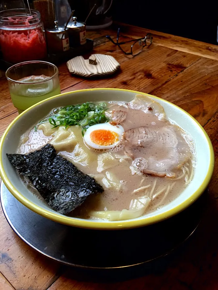 ワンタン麺🍜かた麺お願いしま〜す💓数年ぶりの 久留米 大砲ラーメンで…♪|keikoさん