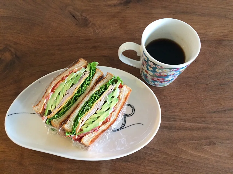 子供向けに朝から野菜を摂らせるには‥サンドウィッチ！|うりさん