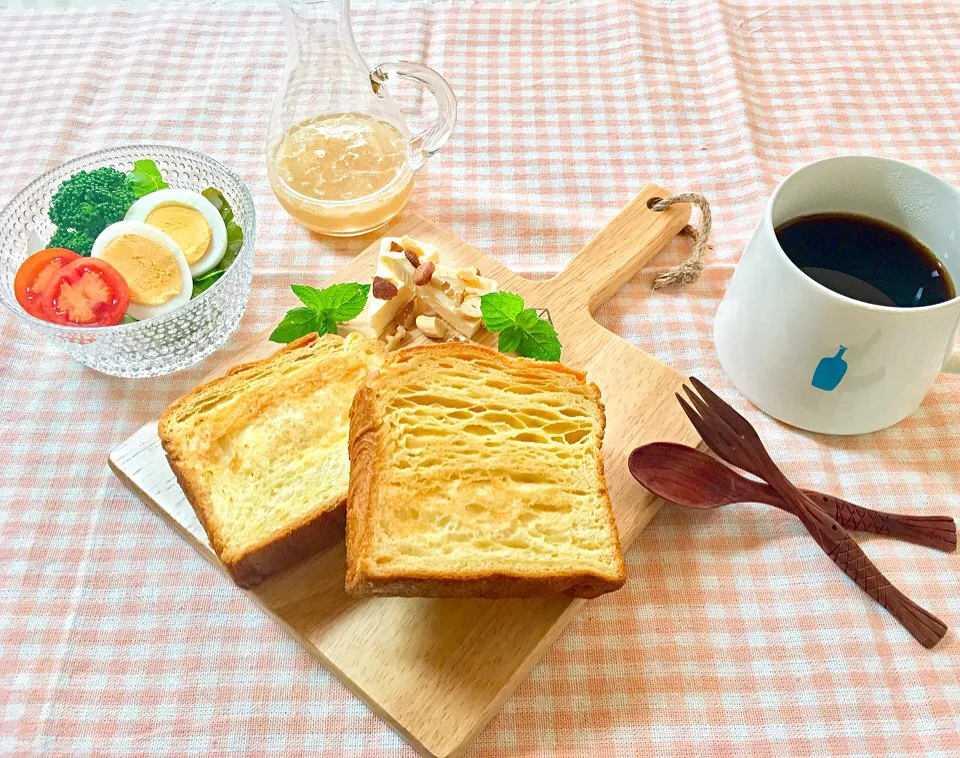 デニッシュパンとサラダとコーヒー☕❤
朝の大好きな定番です(*ˊᵕˋ*)|キャンディさん