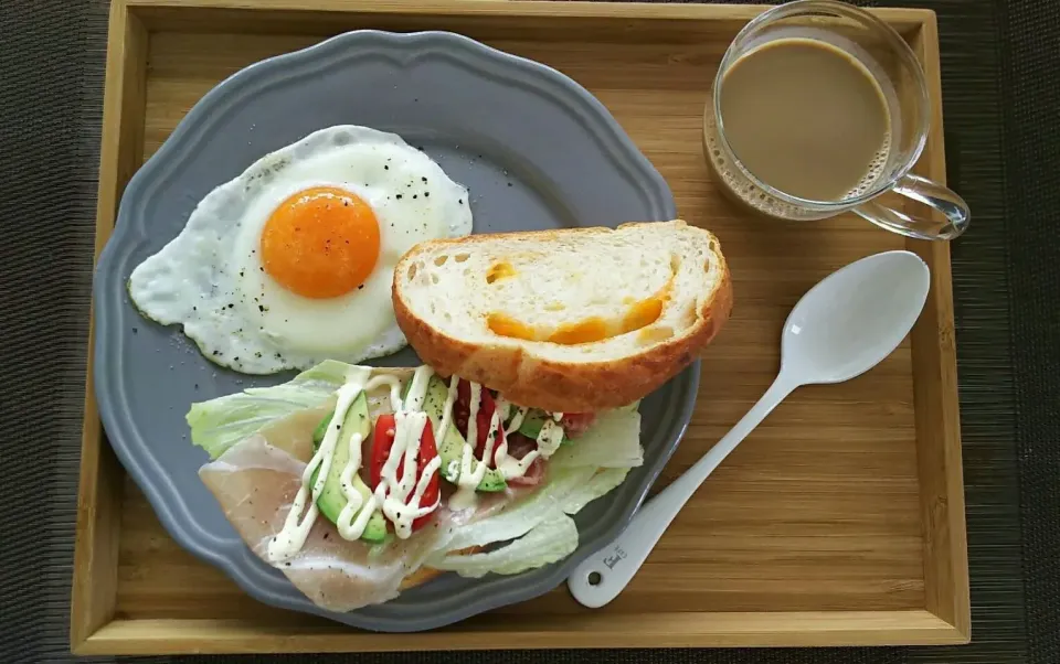 イベリコ生ハムとアボカドトマトレタスのチーズ練りサンド

目玉焼き|CHIHAMAさん