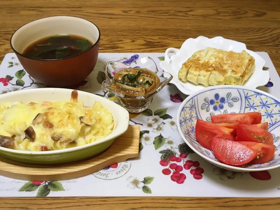 えのきとほうれん草のお味噌汁・なめこと大葉の和え物・青のり入りだし巻き卵・トマト🍅・グラタン|美也子さん